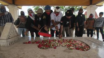 Peringati Hari Musik Nasional, Warga Tabur Bunga di Makam WR Soepratman