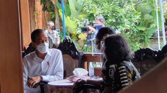 Petani Keluhkan Ini saat Jokowi Tinjau Panen Padi di Indramayu