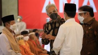 Tinjau Vaksinasi Massal Jateng, Jokowi: Manajemen Rapi dan Prosesnya Lancar