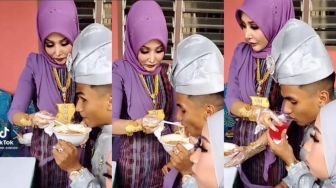 Viral Ibu Suapi Anaknya di Hari Pernikahan, Emasnya Bikin Salah Fokus