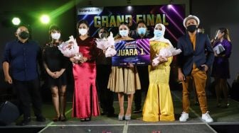 Para dewan juri foto bersama dengan ketiga Grand Finalis ajang pencarian bakat Bintang Suara 2021 di Swiss-Belhotel Pondok Indah, Jakarta Selatan, Selasa (9/3/2021). [Suara.com/Alfian Winanto]