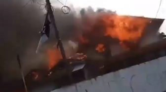 Gegara Oven Panggang Meledak, Pabrik Krupuk di Bogor Hangus Terbakar