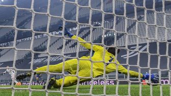 Kiper FC Porto Agustin Marchesin (kanan) kebobolan gol kedua selama pertandingan leg kedua babak 16 besar Liga Champions antara Juventus melawan FC Porto di Allianz Stadium, Turin, Rabu (10/3/2021) dini hari WIB. Marco BERTORELLO / AFP