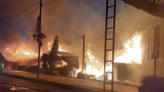 Kebakaran Besar Hanguskan Sejumlah Bangunan di Tambun Bekasi