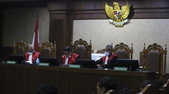 Majelis hakim membacakan putusan terhadap terdakwa kasus suap penghapusan red notice Djoko Tjandra, Irjen Pol Napoleon Bonaparte di Pengadilan Tipikor, Jakarta, Rabu (10/3/2021). [Suara.com/Angga Budhiyanto]