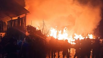 Kebakaran Besar di Tambun, KA Jakarta-Cikarang Hanya Sampai Stasiun Bekasi