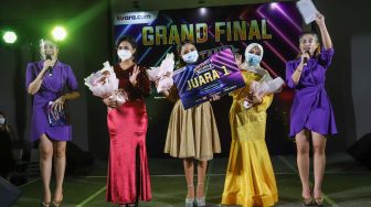 Ketiga Finalis Bintang Suara 2021 Imelda Mega Rosita (kiri), Aurelya Ratamchia Dewanda (tengah) dan Sri Ayu Kurnia (Kanan) foto bersama di Swiss-Belhotel Pondok Indah, Jakarta Selatan, Selasa (9/3/2021). [Suara.com/Alfian Winanto]