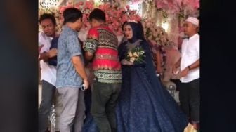 Dikerjai Habis-habisan, Pengantin Pria Ngenes Lihat Istri Dipepet Teman