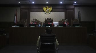 Majelis hakim membacakan putusan terhadap terdakwa kasus suap penghapusan red notice Djoko Tjandra, Irjen Pol Napoleon Bonaparte di Pengadilan Tipikor, Jakarta, Rabu (10/3/2021). [Suara.com/Angga Budhiyanto]