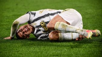 Penyerang Juventus Cristiano Ronaldo kesakitan setelah dijegal selama pertandingan leg kedua babak 16 besar Liga Champions antara Juventus melawan FC Porto di Allianz Stadium, Turin, Rabu (10/3/2021) dini hari WIB. Marco BERTORELLO / AFP
