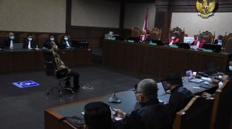 Terdakwa kasus suap penghapusan red notice Djoko Tjandra, Brigjen Pol Prasetijo Utomo menjalani sidang dengan agenda pembacaan putusan, di Pengadilan Tipikor, Jakarta, Rabu (10/3/2021). ANTARA FOTO/Indrianto Eko Suwarso