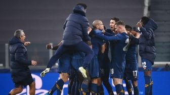 Para pemain FC Porto merayakan setelah mencetak gol kedua mereka selama pertandingan leg kedua babak 16 besar Liga Champions antara Juventus melawan FC Porto di Allianz Stadium, Turin, Rabu (10/3/2021) dini hari WIB. Marco BERTORELLO / AFP
