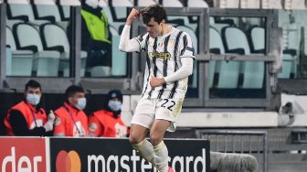 Penyerang Juventus Federico Chiesa, melakukan selebrasi setelah mencetak gol penyeimbang selama pertandingan leg kedua babak 16 besar Liga Champions antara Juventus melawan FC Porto di Allianz Stadium, Turin, Rabu (10/3/2021) dini hari WIB. Marco BERTORELLO / AFP
