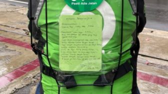 Untuk Penumpang, Pesan Mendalam Anak di Punggung Driver Ojol Ini Bikin Haru