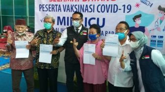Ceu Popong dan Tokoh Sepuh Jabar Divaksin Covid-19 di Rumdin Ridwan Kamil