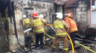 Kebakaran di Pondok Labu, Warung Tongseng Ludes Terbakar