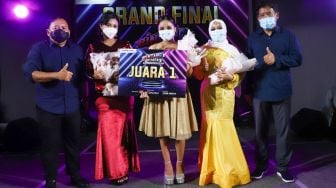 Pemimpin Redaksi Suara.com, Suwarjono (kanan) dan CEO ProAktif, Agi Sugiyanto (kiri) berfoto bersama ketiga Grand Finalis ajang pencarian bakat Bintang Suara 2021 di Swiss-Belhotel Pondok Indah, Jakarta Selatan, Selasa (9/3/2021). [Suara.com/Alfian Winanto]