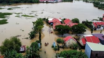 Foto aerial rumah yang terendam banjir di Kecamatan Manggala, Makassar, Sulawesi Selatan, Kamis (11/3/2021).  ANTARA FOTO/Abriawan Abhe