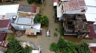 Foto aerial rumah yang terendam banjir di Kecamatan Manggala, Makassar, Sulawesi Selatan, Kamis (11/3/2021).  ANTARA FOTO/Abriawan Abhe