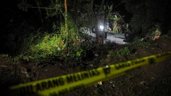 Petugas mengevakuasi korban kecelakaan bus PO Sri Padma Kencana di Wado, Kabupaten Sumedang, Jawa Barat, Rabu (10/3/2021).  ANTARA FOTO/Raisan Al Farisi