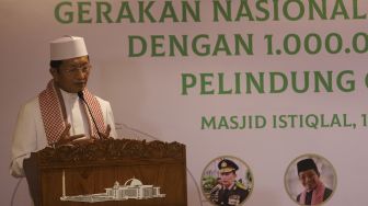 Imam Besar Masjid Istiqlal KH. Nasaruddin Umar memanjatkan doa dalam acara peluncuran "Gerakan Nasional Mengisi Masjid dengan 1 Juta Sajadah Pelindung COVID-19" di Masjid Istiqlal, Jakarta, Kamis (11/3/2021). [Suara.com/Angga Budhiyanto]