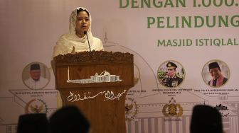 Ketua Dewan Perwakilan Rakyat Republik Indonesia (DPR RI) Puan Maharani memberikan sambutan dalam acara peluncuran "Gerakan Nasional Mengisi Masjid dengan 1 Juta Sajadah Pelindung COVID-19" di Masjid Istiqlal, Jakarta, Kamis (11/3/2021). [Suara.com/Angga Budhiyanto]