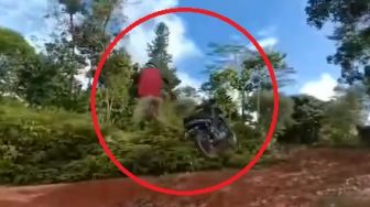 Terbang Menuju Pencipta! Viral Aksi Pemotor Melayang, Endingnya Bikin Ngilu