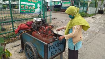 Demi Biayai Kuliah Anaknya, Sri Rela Jadi Tukang Tambal Ban