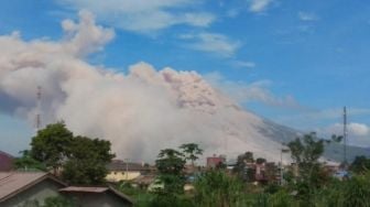 Gunung Sinabung Kembali Erupsi, Luncurkan Awan Panas Sejauh 3.000 Meter