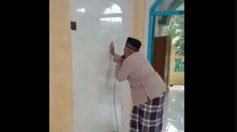 Viral Kakek Buta Istiqomah Adzan Bertahun-tahun, Generasi Muda Minder