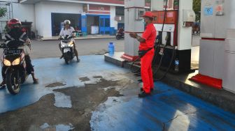 Petugas Stasiun Pengisian Bahan Bakar Umum (SPBU) memberitahu pelanggan bahwa stok BBM kosong di Kudus, Jawa Tengah, Kamis (11/03/2021). ANTARA FOTO/Yusuf Nugroho