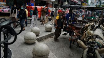 Pengunjung memadati kawasan wisata Malioboro, Yogyakarta, Kamis (11/3/2021). ANTARA FOTO/Andreas Fitri Atmoko
