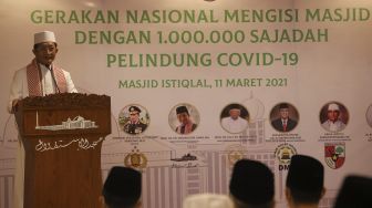 Imam Besar Masjid Istiqlal KH. Nasaruddin Umar memberikan sambutan dalam acara peluncuran "Gerakan Nasional Mengisi Masjid dengan 1 Juta Sajadah Pelindung COVID-19" di Masjid Istiqlal, Jakarta, Kamis (11/3/2021). [Suara.com/Angga Budhiyanto]