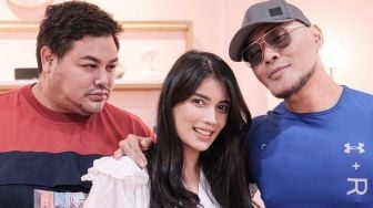 Foto Bertiga Bareng Deddy Corbuzier dan Igun, Sabrina Takut Ditikung