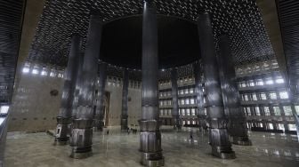 Suasana di Masjid Istiqlal, Jakarta, Kamis (11/3/2021). [Suara.com/Angga Budhiyanto]