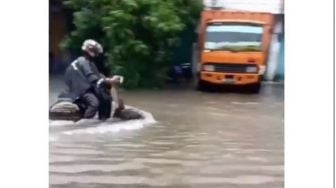 Nekat Terjang Banjir, Vespa Tua Ini Jadi Sorotan Warganet