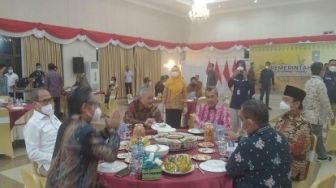 Dijamu Ikan Patin dan Durian, Alex Noerdin Makan Lahap: Makanannya Enak