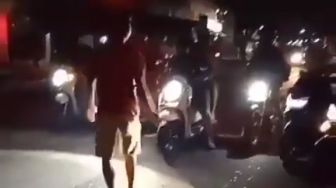 So Sweet! Video Pembalap Liar Dipeluk Polisi Sesaat Sebelum Tancap Gas