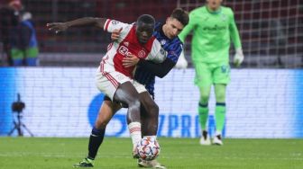 Kocak! Tendangan Penalti Wonderkid Ajax Melambung Hingga Keluar Stadion