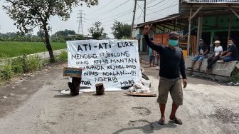 Pasang Spanduk Unik, Warga Sukoharjo Ini Sindir Jalan Rusak yang Tak Kunjung Diperbaki