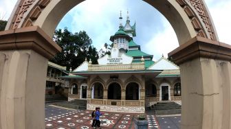 Pelajar berjalan di halaman depan Masjid Rao Rao, Sungai Tarab, Tanah Datar, Sumatera Barat, Jumat (12/3/2021). ANTARAFOTO/Wahdi Septiawan