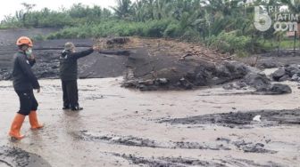 Lahar Dingin Semeru Menerjang Lahan Pertanian Warga Lumajang