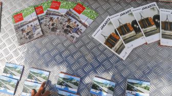 Buku dan panduan tentang destinasi wisata Jakarta yang disediakan untuk wisatawan dan turis di Tourist Information Center Mobile (TICM) di Terminal Blok M, Jakarta Selatan, Jumat (12/3/2021). [Suara.com/Alfian Winanto]