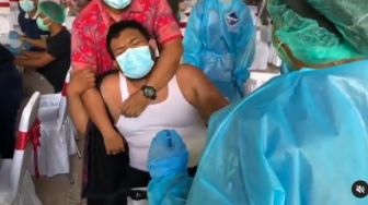 Berbadan Besar, Pria Ini Nangis Kejer saat Divaksin, sampai Panggil Ibunya