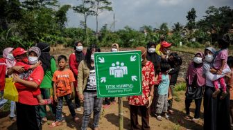 Warga berada di titik kumpul saat mengikuti simulasi tanggap bencana di Batujajar, Kabupaten Bandung Barat, Jawa Barat, Jumat (12/3/2021). ANTARA FOTO/Raisan Al Farisi
