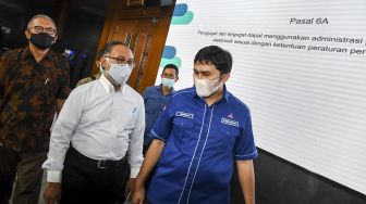 Kuasa hukum DPP Partai Demokrat Bambang Widjojanto (kedua kanan) didampingi Kepala Badan Komunikasi Strategis DPP Partai Demokrat Herzaky Mahendra Putra (kanan) berjalan meninggalkan ruangan usai mengajukan gugatan perbuatan melawan hukum di Pengadilan Negeri (PN) Jakarta Pusat di Jakarta, Jumat (12/3/2021).  ANTARA FOTO/M Risyal Hidayat
