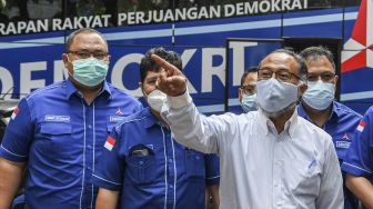 Kuasa hukum DPP Partai Demokrat Bambang Widjojanto (kedua kanan) dan sejumlah kader tiba saat akan mengajukan gugatan perbuatan melawan hukum di Pengadilan Negeri (PN) Jakarta Pusat di Jakarta, Jumat (12/3/2021).  ANTARA FOTO/M Risyal Hidayat
