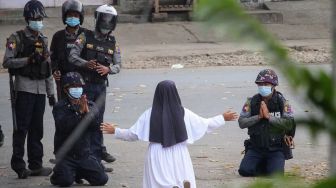 Biarawati Myanmar Berlutut di Depan Polisi Bersenjata