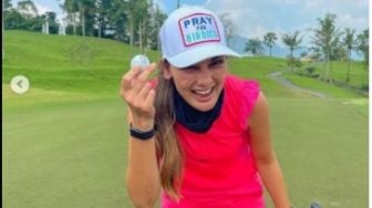 Pamer Foto Main Golf, Netizen Salfok Sama Baju dan Senyum Luna Maya