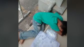 Nyesek Moment! Lelah Jualan Klepon, Bocah Tidur di Emperan Bikin Mewek